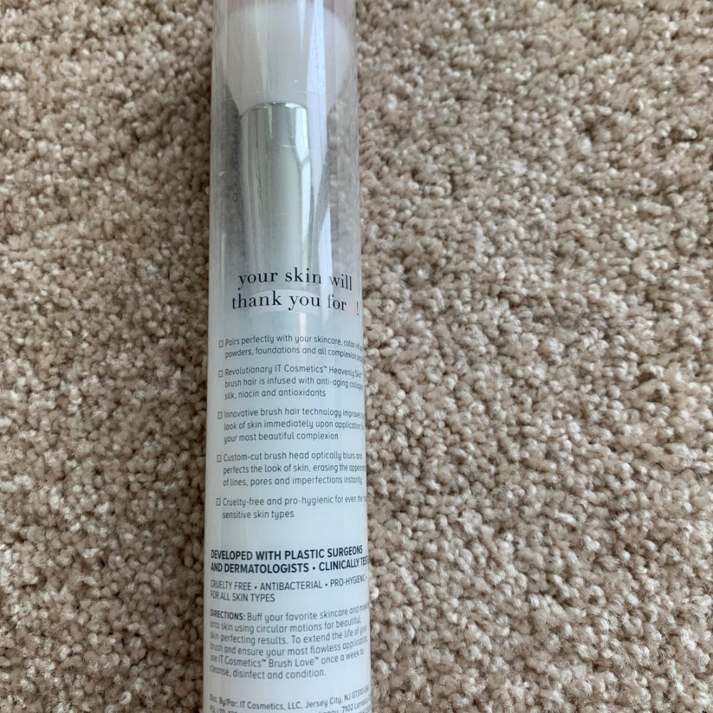 It cosmetics heavenly skin CC skin perfecting brush - Picture 4 of 6